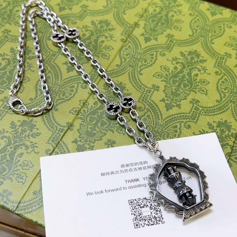 G*u*i necklaces